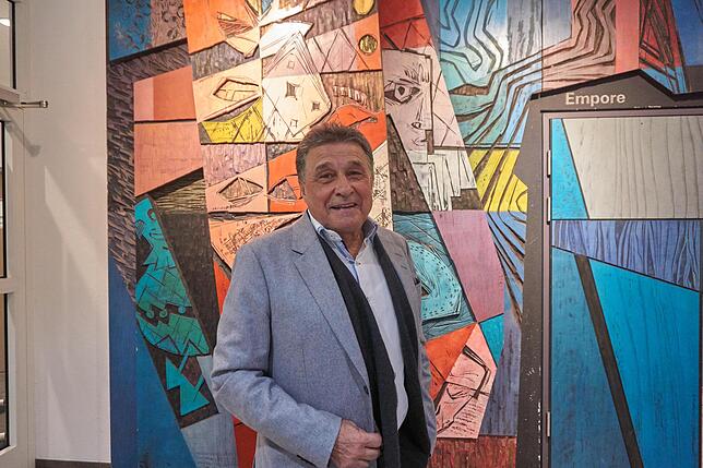 Kunst am Bau: Ein wichtiges Stück im Herzen der Stadthalle ist für Altbürgermeister Klaus Denzinger das große Wandbild &bdquo;Hymne an ...
