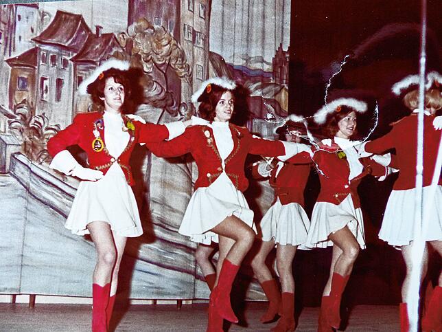 1970 entstand dieses Foto der Markdorfer Garde. Ingeborg Rott ist die Dritte von links. Bild: Privat