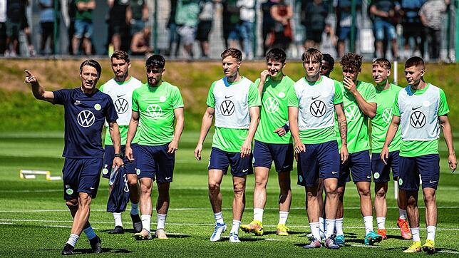 Trainer Niko Kovac (links) kommt mit seiner Mannschaft nach Donaueschingen. Eine Woche nach Ende des Trainingslagers geht es im ...