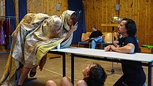 Das Bild von der Probe im Musikraum der Waldorfschule zeigt, wie Papageno (Vincent Gühlow, rechts) von Papagena in Gestalt von drei ...