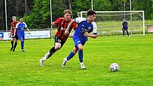 In der ersten Halbzeit führte der FC Radolfzell (Julian Merk, rechts), nach dem Wechsel drehte der FC Königsfeld (Johannes Storz) die ...
