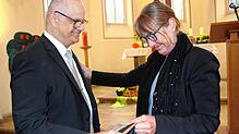 Dekanin Regine Klusmann verabschiedete Pfarrer Uwe Reich-Kunkel und überreichte im Namen des Kirchenbezirks einen Rucksack mit Proviant ...