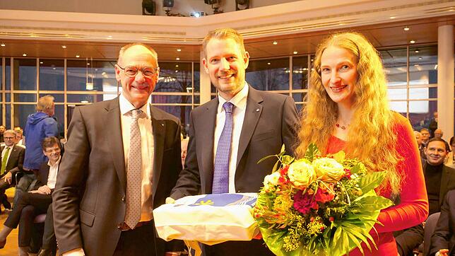 Direkt nach der Wahl gratulierte Lothar Wölfle seinem Amtsnachfolger Luca Prayon. Dessen Frau Kirsten, eine Kinderärztin, bekam einen ...