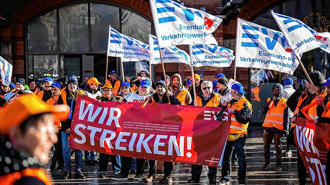 Demonstranten der Eisenbahn- und Verkehrsgewerkschaft (EVG) stehen am 27. März mit Plakaten vor dem Bremer Hauptbahnhof. Drohen nach den ...