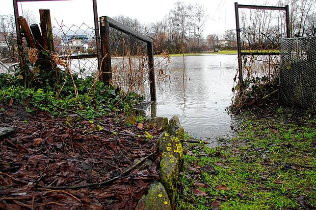 Am Freitagnachmittag stieg das Wasser in und um Markdorf in Windeseile. Unser Bild entstand am Ortsausgang von Markdorf in Richtung ...