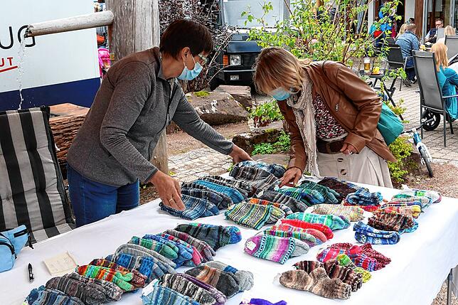 Bei Monika Kunkler (links) gibt es handgestrickte Socken in allen Größen und Farben.