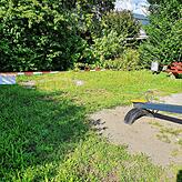 Auf dem Spielplatz an der Zelgstraße in Wehr ist ein Bereich hinter Rutsche und Wippe abgesperrt. Der Hinweis: &bdquo;Wildbienen. Bitte ...