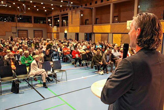Kandidat Frank Schweitzer lässt das Badenerlied in der Höri-Halle anstimmen. Bild:Gerald Jarausch