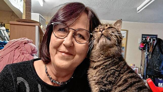Die Vorsitzende des Tierschutzvereins Villingen-Schwenningen, Cornelia Gaigl, mit Pflegekatze Elli.