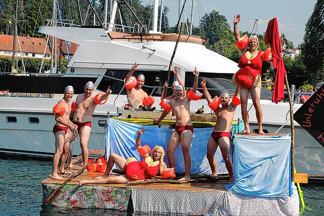 2013: Zehn Uhldinger Funkenbuben gewannen mit ihrem Boot &bdquo;Turmspringen&ldquo;. Bei 30 Grad im Schatten sprangen die Jungs um ...