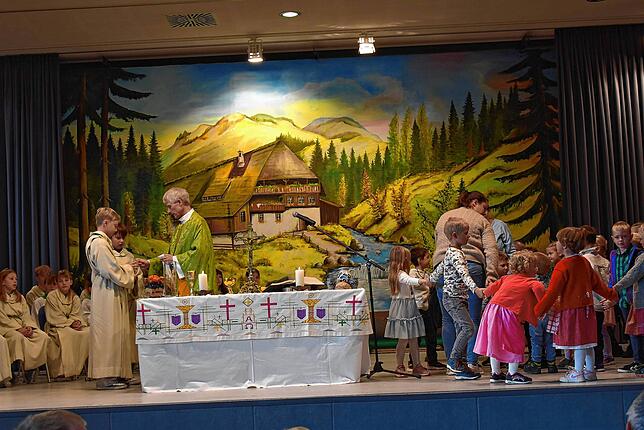 Der Festgottesdienst mit Pater Matthias Hanisch in der Falkensteinhalle wurde vom Kindergarten um Männerchor Berau mitgestaltet.