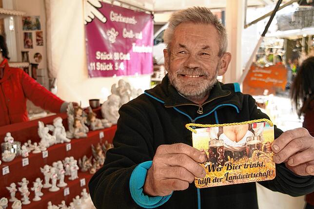 Franz-Josef Zeller aus Tengen vor einem Stand von Maria Merz aus Hüfingen-Mundelfingen. Der Stand befindet sich beim Josefsmarkt Tengen ...