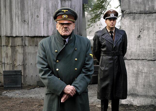 Bruno Ganz als Adolf Hitler (vorne) und Heino Ferch als Hitlers Reichsarchitekt Albert Speer in einer Szene des Kinofilms «Der Untergang»