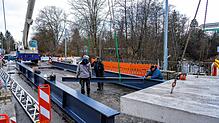 Am Mittwoch ist bereits die Behelfsbrücke über die marode Brigach-Brücke in der Peterzeller Straße verlegt worden.