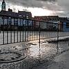 Am Rheinufer Weg sprudelte das Wasser aus den Kanalsdeckeln. Bild: Markus Vonberg