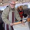 Michael Psczolla legt am Stand der Freunde der Bergkirche selbst Hand an und rollt den Teig für den Flammkuchen. Bild: Thomas Güntert