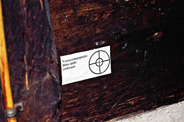 Mit diesen sogenannten Vermessungspunkten werden sämtliche Balken im Haus dokumentiert. Das sieht eine Maßnahme im Rahmen des ...