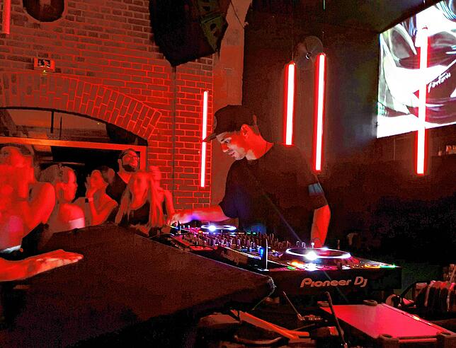 Zum ersten Mal seit mehr als einem Jahr darf Nick Leys wieder in einem Club als DJ auflegen. SÜDKURIER-Redakteurin Mona Lippisch war dabei.