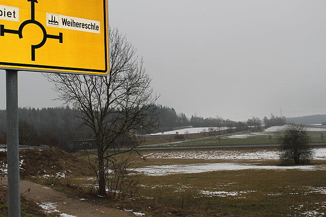 Das Gelände muss aufgefüllt werden. Das Weiheröschle wird zur Gewerbefläche. Bild: Guy Simon