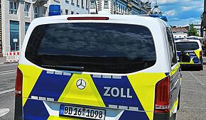 (Symbolbild) Als Zöllner im Konstanzer Stadtgebiet einen Reisebus kontrollieren, stellen sie fest, dass das Unternehmen Abgaben in ...