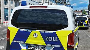 (Symbolbild) Als Zöllner im Konstanzer Stadtgebiet einen Reisebus kontrollieren, stellen sie fest, dass das Unternehmen Abgaben in ...