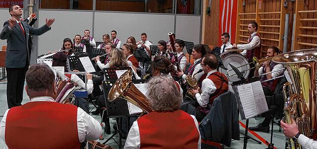 Bei der Jahreshauptversammlung der Feuerwehr Laufenburg, die am Donnerstag in der Möslehalle in Luttingen stattfand, sorgte die Stadt- ...