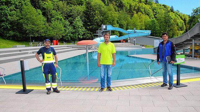 Sie freuen sich auf den Saisonstart im Panoramabad, von links Heinz Fricker vom Wasserwerk, Geschäftsführer Danny Voigt vom Betreiber ...