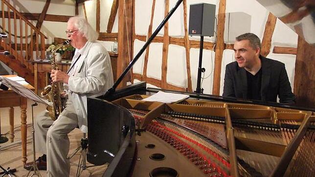 Bei der Gesprächsmatinee im Hesse Museum Gaienhofen macht Emil Mangelsdorff auch Musik, hier begleitet vom Pianisten Jean-Yves Jung.