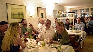 Die Teilnehmer des Unternehmerempfangs vernetzen sich in lockerer Atmosphäre und sprechen über Herausforderungen und Chancen. Foto: ...