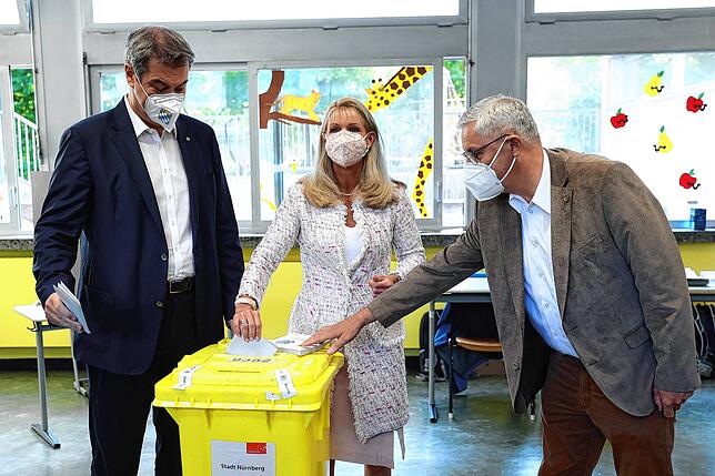 Der bayerische Ministerpräsident Markus Söder (CSU) &ndash; hier mit seiner Frau Karin &ndash; gibt in der Theodor Billroth Schule in ...