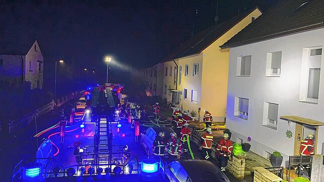 Bild : Feuerwerk sorgt für Großeinsatz in der Silvesternacht: 100.000 Schaden und Bangen um Wohnhäuser