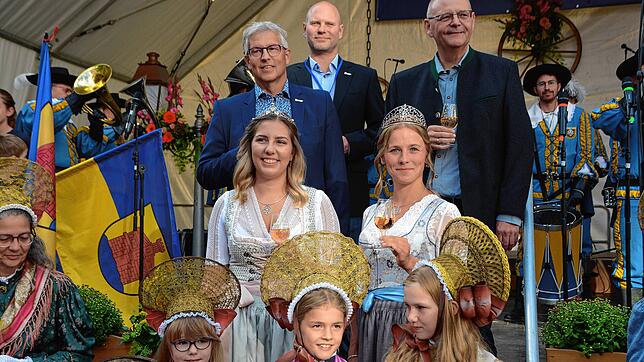Bürgermeister Robert Scherer, Tourismusleiter Tobias Stoiber, Direktor des Staatsweinguts Jürgen Dietrich (hintere Reihe von links), ...