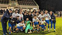 Der FC Singen 04 bejubelt den Sieg über den FC Königsfeld.