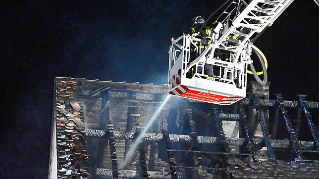 Zwei Drehleitern waren im Einsatz – die der Stockacher Feuerwehr hinter dem Gebäude und das Fahrzeug aus Radolfzell vorne.