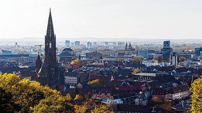 Der Turm des Freiburger Münsters ragt über die Dächer der Innenstadt hinaus.