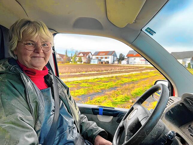 Elisabeth Glatz auf dem Weg zu ihren Gemüsefeldern. Seit zehn Jahren baut die Familie Rosenkohl, Zwiebeln, Rettich, Kürbisse und vieles ...