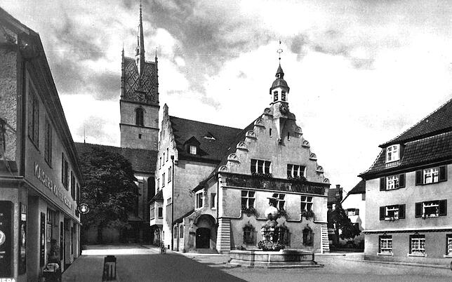 Das 1906 erbaute Rathaus in neugotischem Stil.