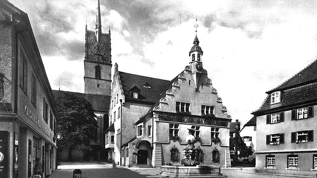 Das 1906 erbaute Rathaus in neugotischem Stil.