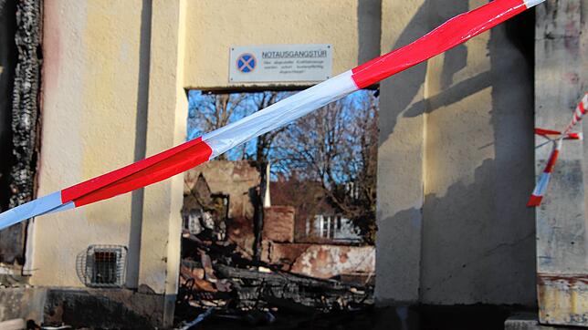 Die Polizei hat nach ihren Ermittlungen den Verdacht, dass ein unbekannter Mann den Brand der Scheffelhalle gelegt hat.