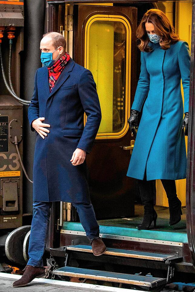 „Daumen drücken, dass 2021 wieder normaler wird“, rät der britische Prinz William. Hier steigen er und seine Frau, Herzogin ...