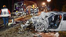Ein Reisebus und ein Auto stehen nach einem Unfall auf einer Landstrasse. Bei dem schweren Verkehrsunfall im Schwarzwald ist ein ...