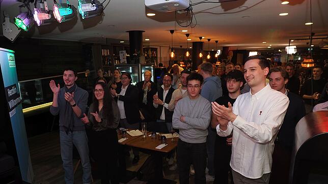 Die CDU feiert mit Kreisvorsitzendem Levin Eisenmann (rechts) im Restaurant Lima. Hier ist gerade Andreas Jung aus Berlin zugeschaltet ...