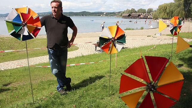 Hagen Gessmann bietet auf dem Kunst- und Genießermarkt in Unteruhldingen bunte Windräder in verschiedenen Größen an. Der Markt dauert ...