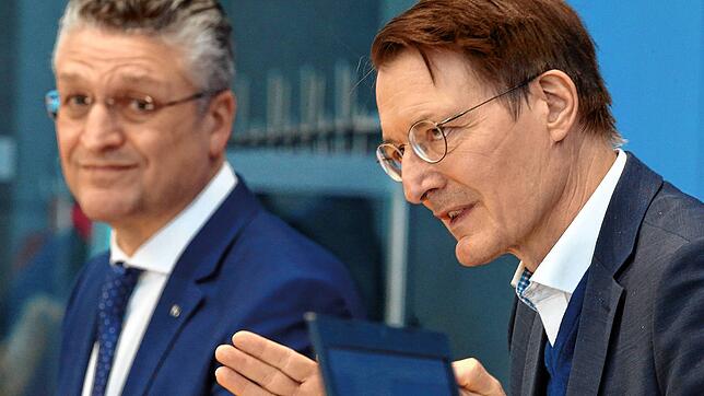 In einer Pressekonferenz am 28. Januar 2022 des Robert Koch-Instituts geben Karl Lauterbach, Bundesgesundheitsminister, und Lothar ...
