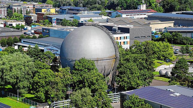 Die Gaskugel auf dem Gelände der Stadtwerke Konstanz, rechts eine große PV-Anlage. Das städtische Unternehmen will auch in den kommenden ...