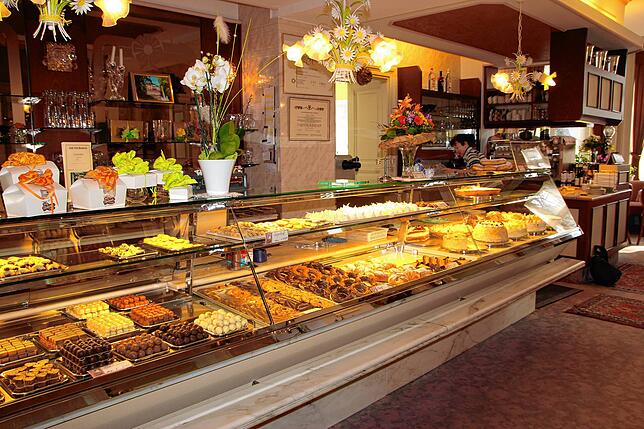 Ein Blick auf die Torten- und Kuchentheke des Cafés. Täglich ist hier eine große Auswahl im Angebot.