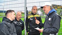 Der ehemalige Bundesliga-Trainer Peter Neururer (rechts) bespricht sich mit den Übungsleitern des VfL Riedböhringen Nuri Articlik, Rocco ...