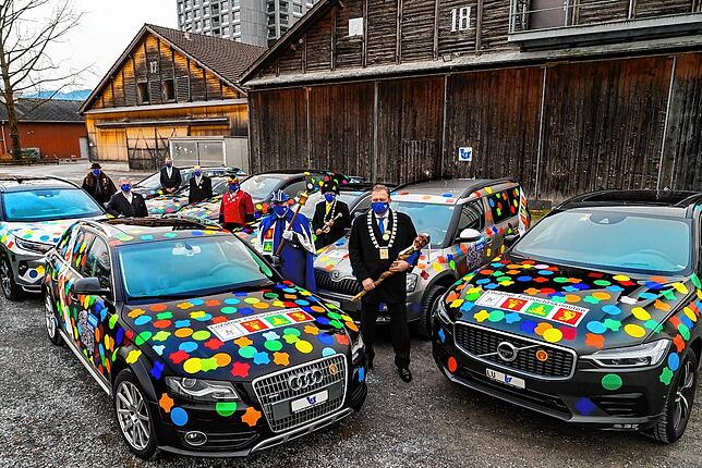 Die Konfetti-Autos des Lozärner Fasnachtskomitees, die während der &bdquo;Usgüüglete&ldquo; vor dem &bdquo;Schmotzige Donnschtig&ldquo; ...