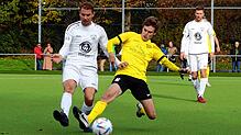 Bei diesem Zweikampf kam zwar der Öhninger Lukas Kienzler (rechts) gegen den Markdorfer Fabian Mauch (links) zu spät. Die Partie aber ...