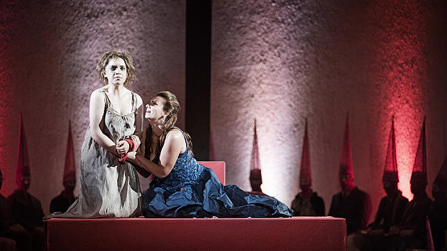Eudoxie (Justyna Samborska, rechts) bittet Rachel (Yana Kleyn), ihren Verlobten Léopold im Prozess zu entlasten.
